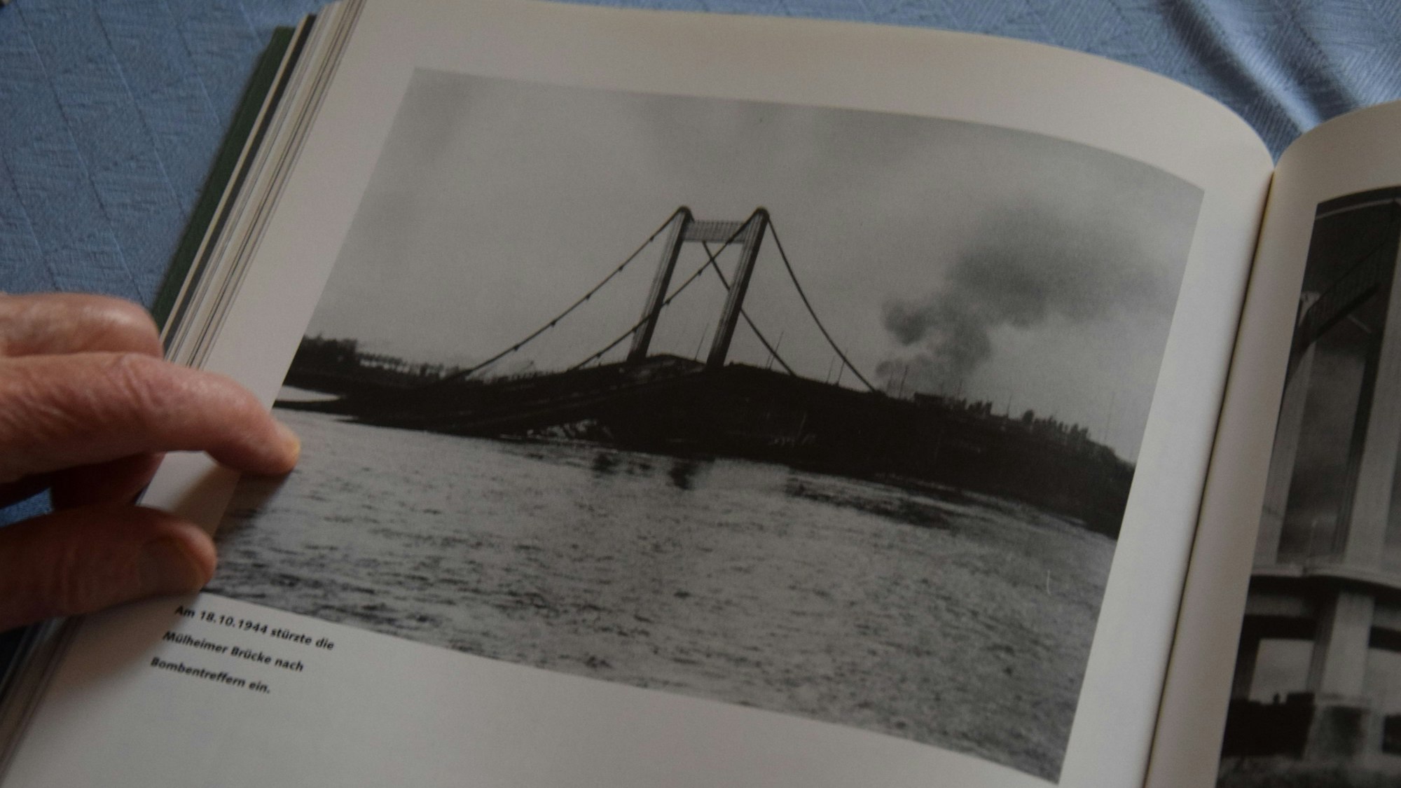 Ein Bild zeigt die zerstörte Mülheimer Brücke