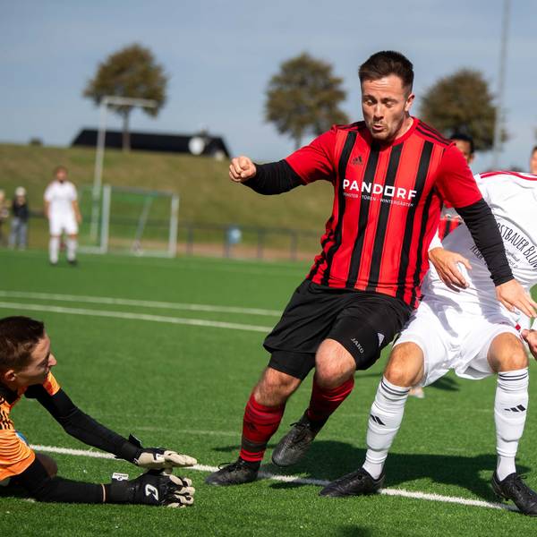 Das Bild zeigt Torwart Yannick Wilkens, der den Ball unter seinem Oberkörper begräbt.