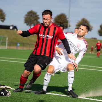Das Bild zeigt Torwart Yannick Wilkens, der den Ball unter seinem Oberkörper begräbt.