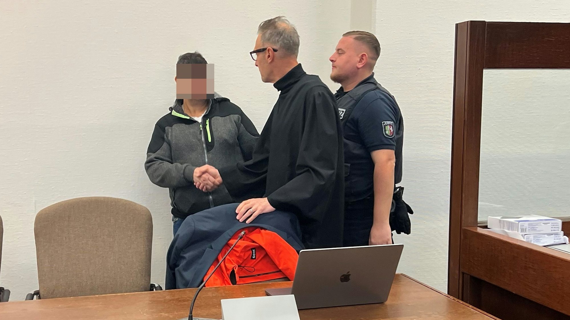 Der Beschuldigte mit seinem Verteidiger Sebastian Schölzel beim Prozessauftakt im Kölner Landgericht