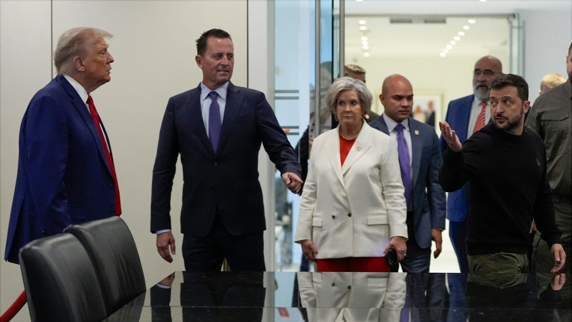 Susie Wiles (m) beim Treffen mit Wolodymyr Selenskyj (r) im September.