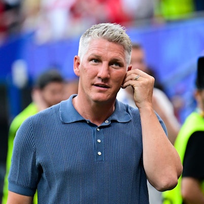 Ex-Nationalspieler und TC-Experte Bastian Schweinsteiger steht vor einenm Spiel der EM in Deutschland vor der Kamera. im Stadion.