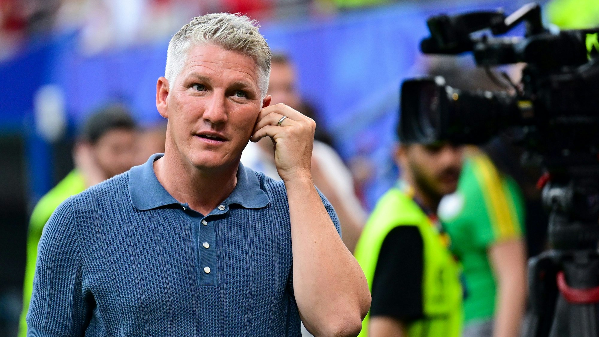Ex-Nationalspieler und TC-Experte Bastian Schweinsteiger steht vor einenm Spiel der EM in Deutschland vor der Kamera. im Stadion.