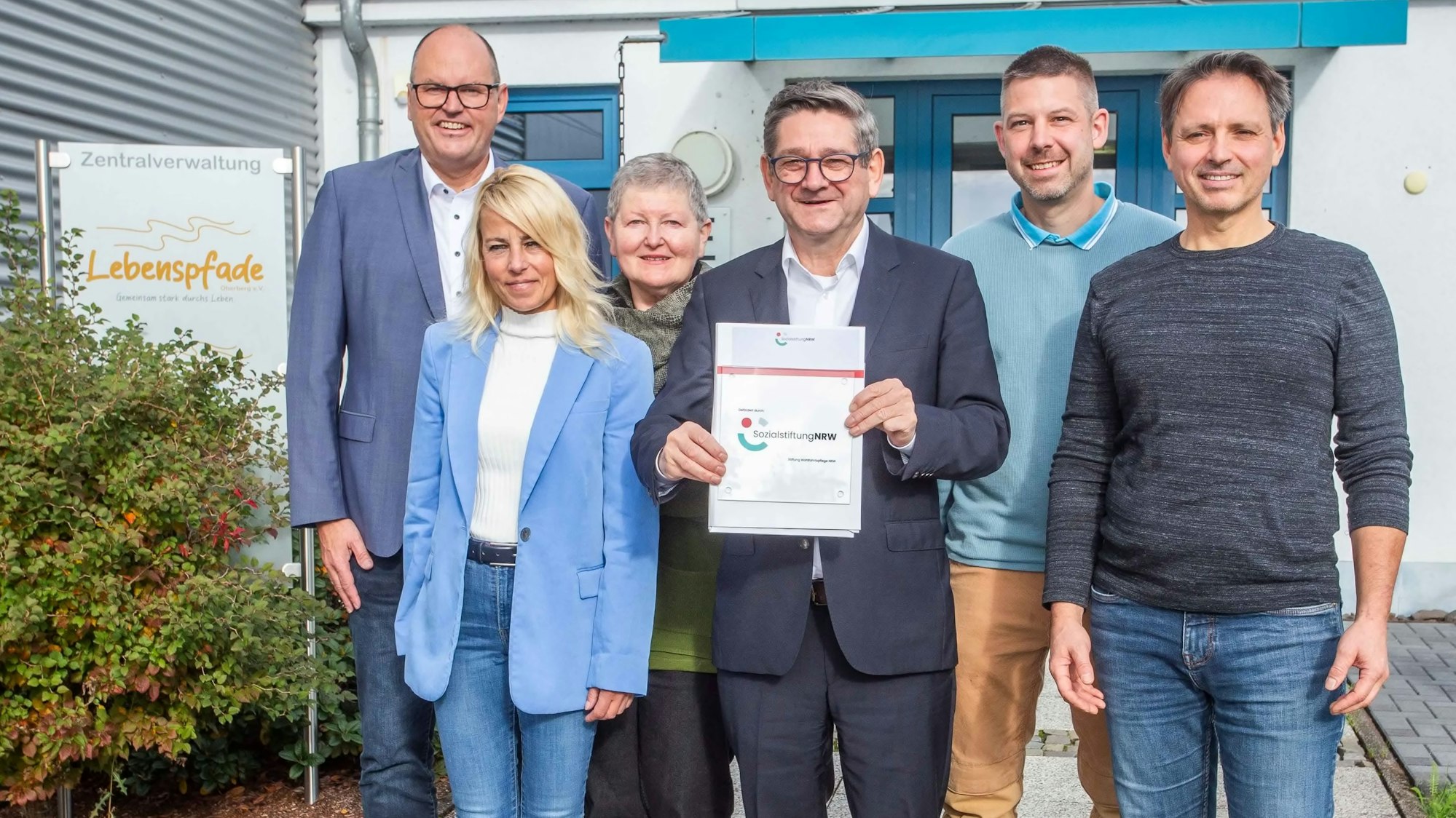 Eine Gruppe vor der Zentralverwaltung der BWO.