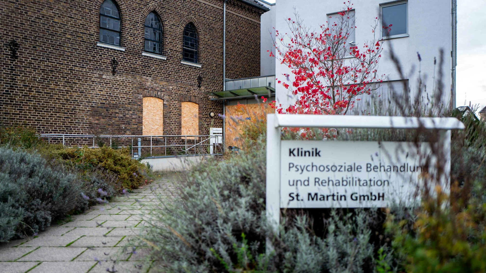 Das Bild zeigt den Eingang zur ehemaligen Suchtklinik in Stotzheim. Der Eingang ist verbrettert.