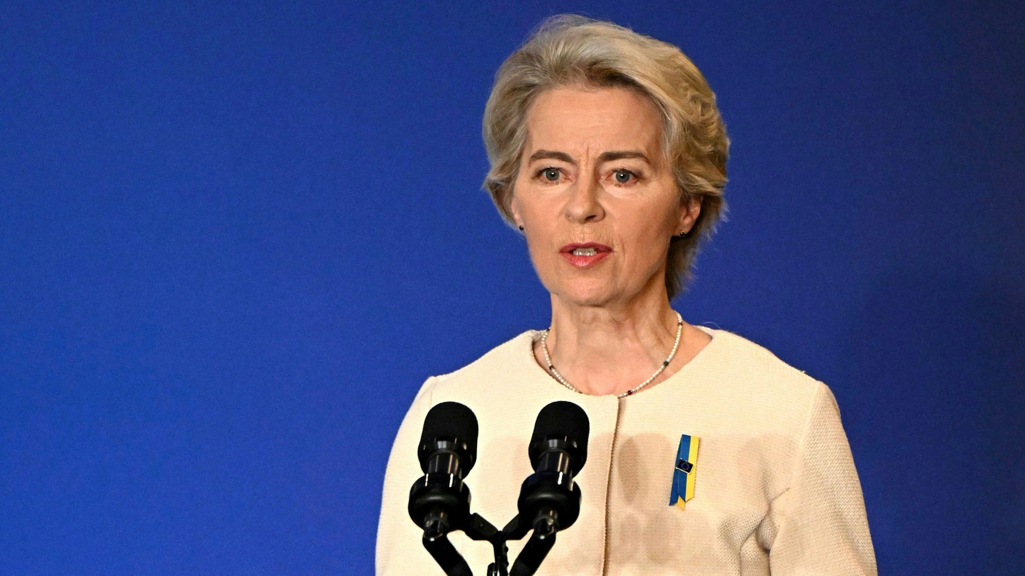 Die Präsidentin der Europäischen Kommission Ursula von der Leyen spricht während der Vorstellung einer gemeinsamen Erklärung zur Unterstützung des Wiederaufbaus der Ukraine, an der der ukrainische Präsident Selenskyj und andere führende Politiker der Welt in New York teilnehmen.