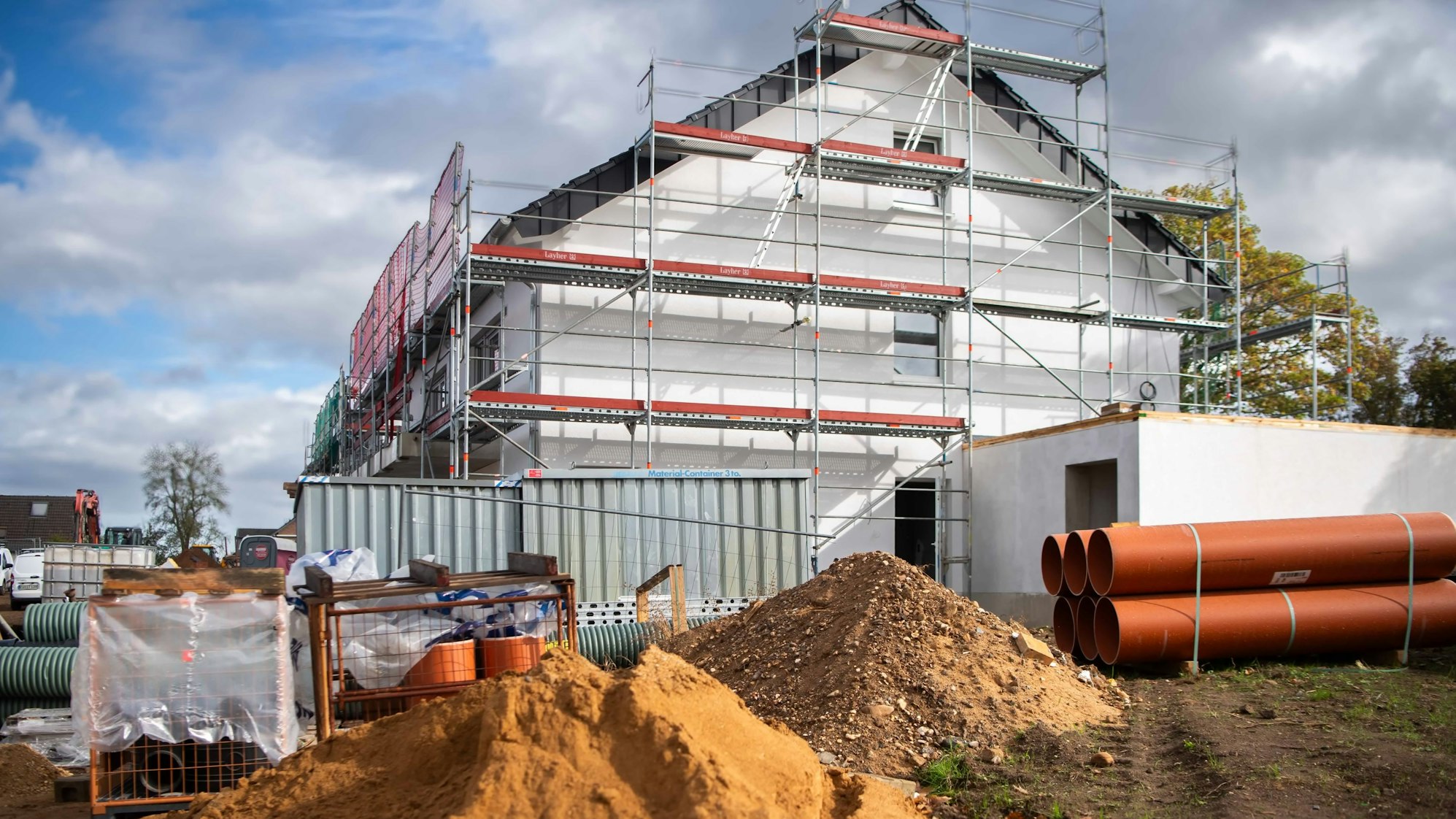 Das Bild zeigt die Baustelle eines Hauses.