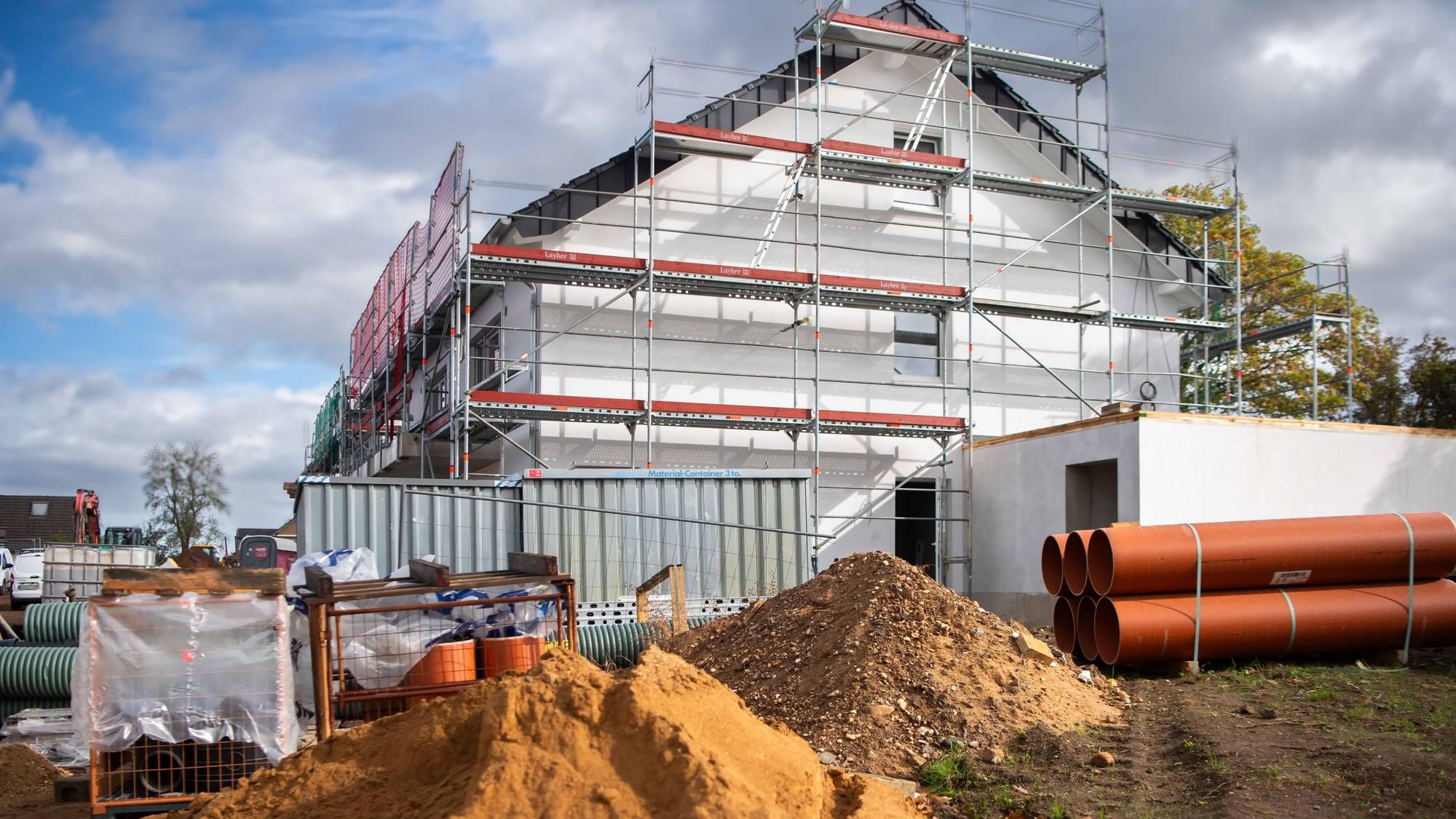 Das Bild zeigt die Baustelle eines Hauses.