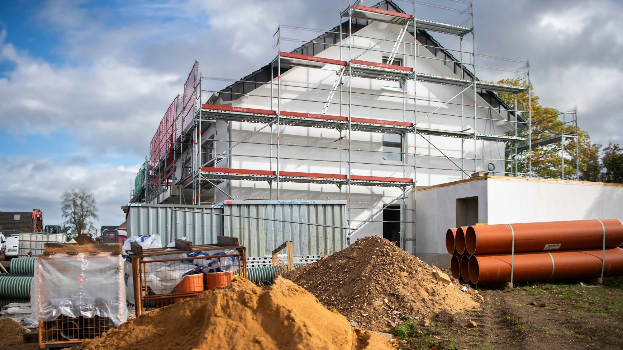 Das Bild zeigt die Baustelle eines Hauses.