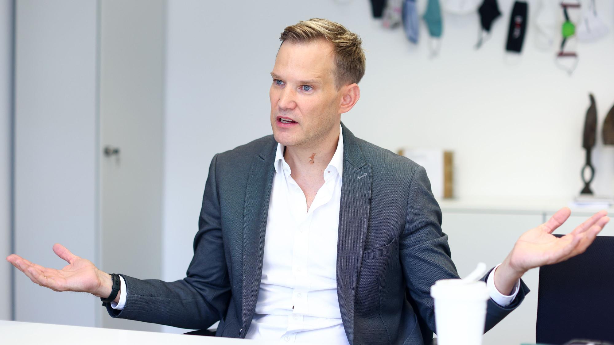 Professor Hendrik Streeck beim Interview in seinem Bonner Büro