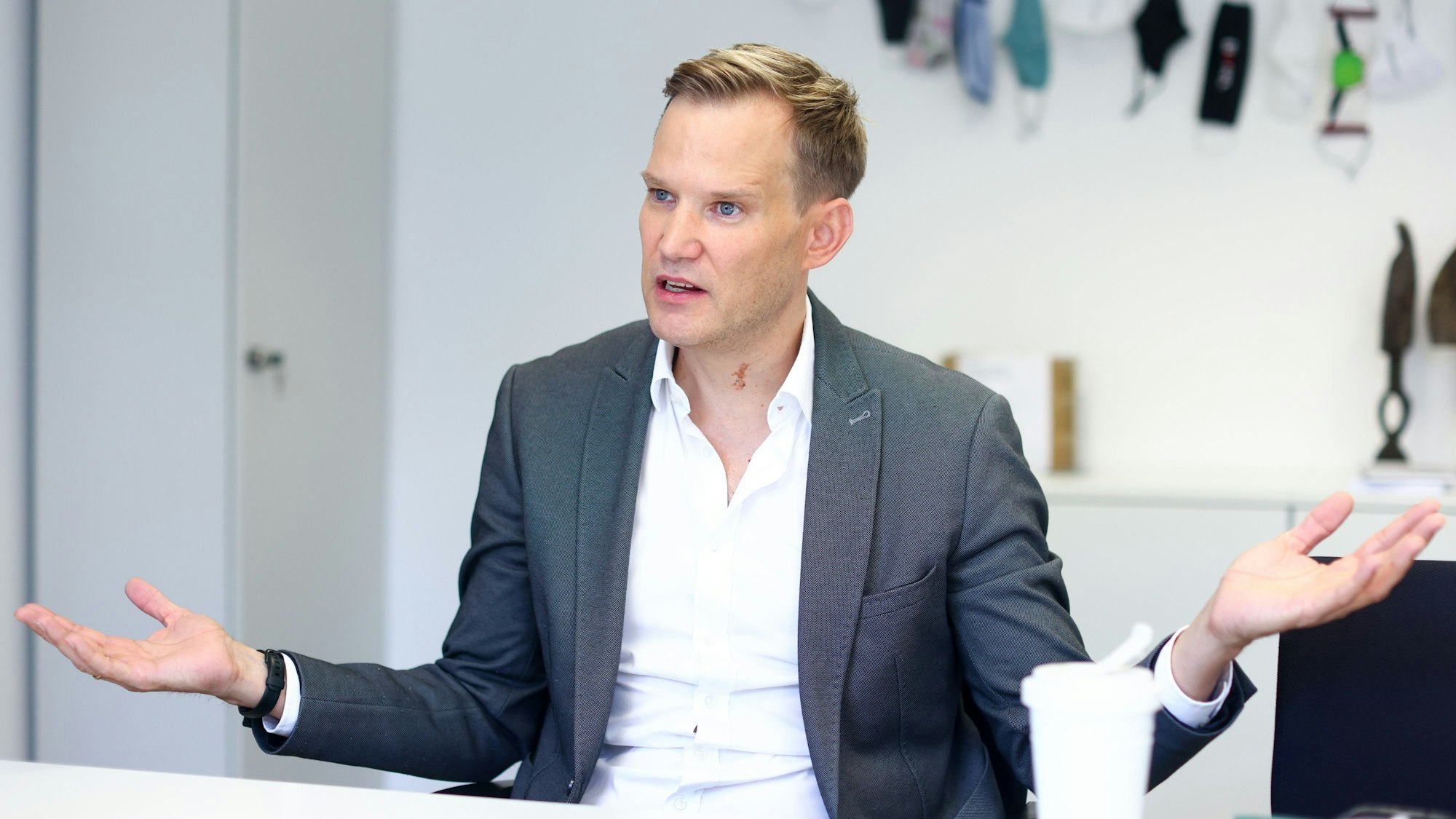 Professor Hendrik Streeck beim Interview in seinem Bonner Büro