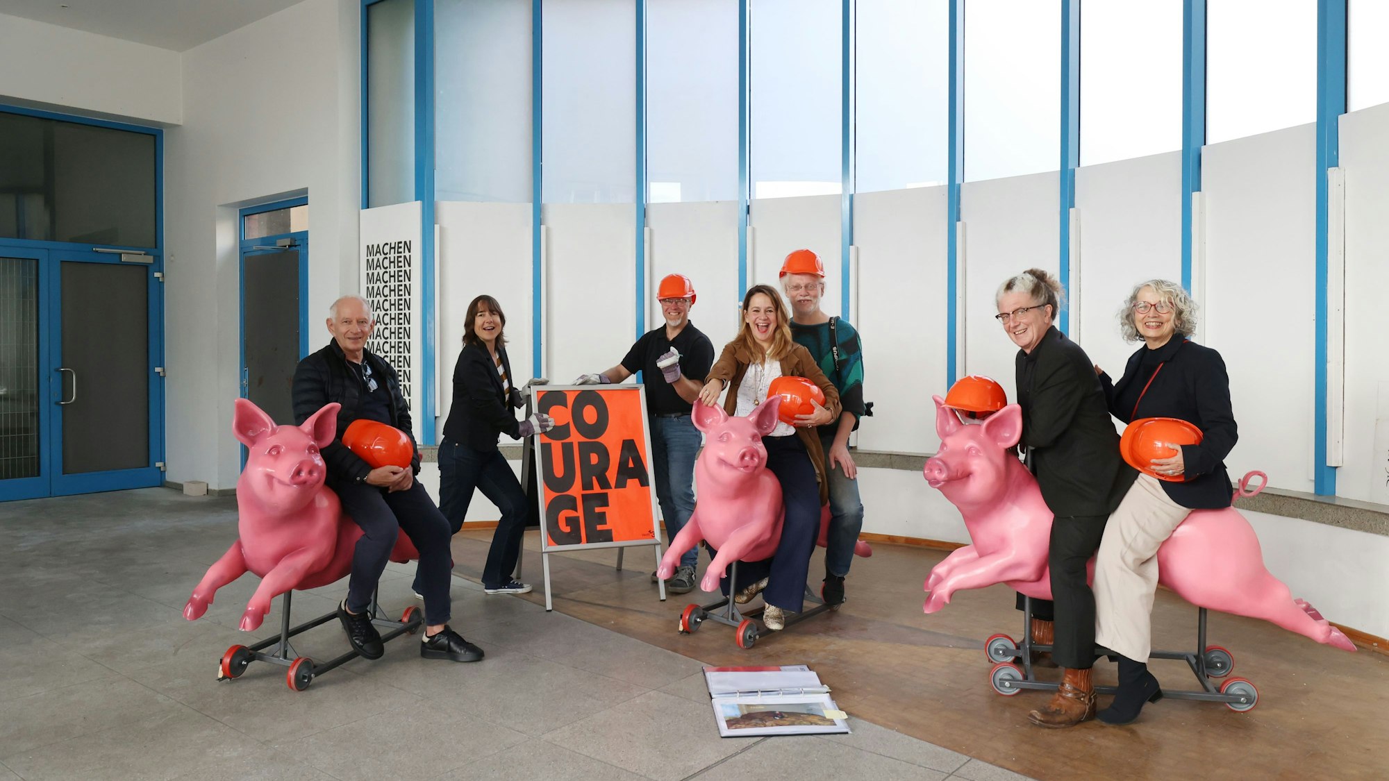 Drei Glücksschweine der städtischen Bühnen könnten erste Requisiten des „zirkulären Lagers“ werden.