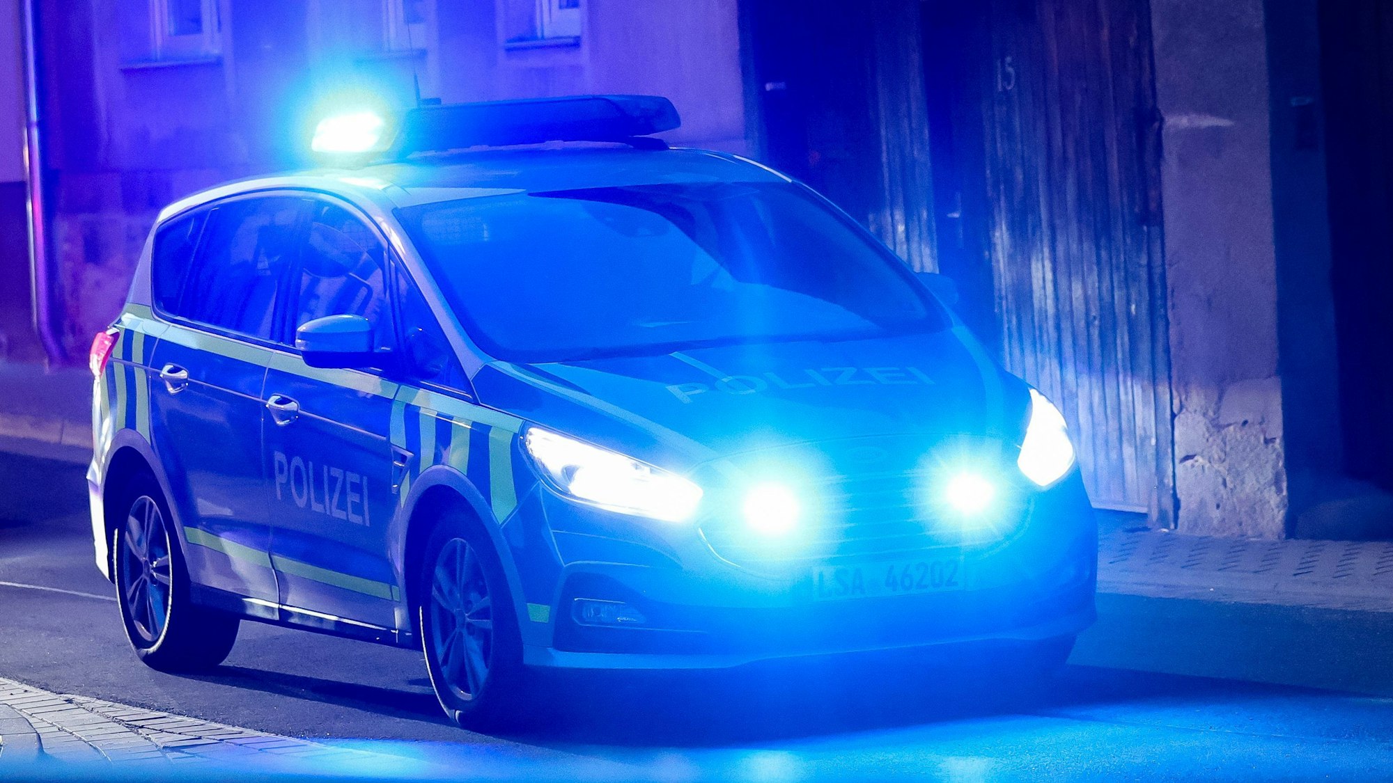 Das Bild ist ein Symbolbild und zeigt einen Streifenwagen, an dem die Blaulichter eingeschaltet sind.