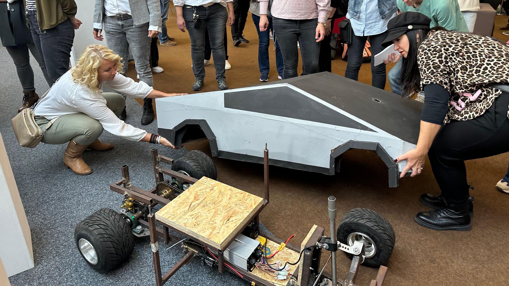 Ein von den Schülern gebautes Elektroauto gehört ebenfalls zur Ausstellung.