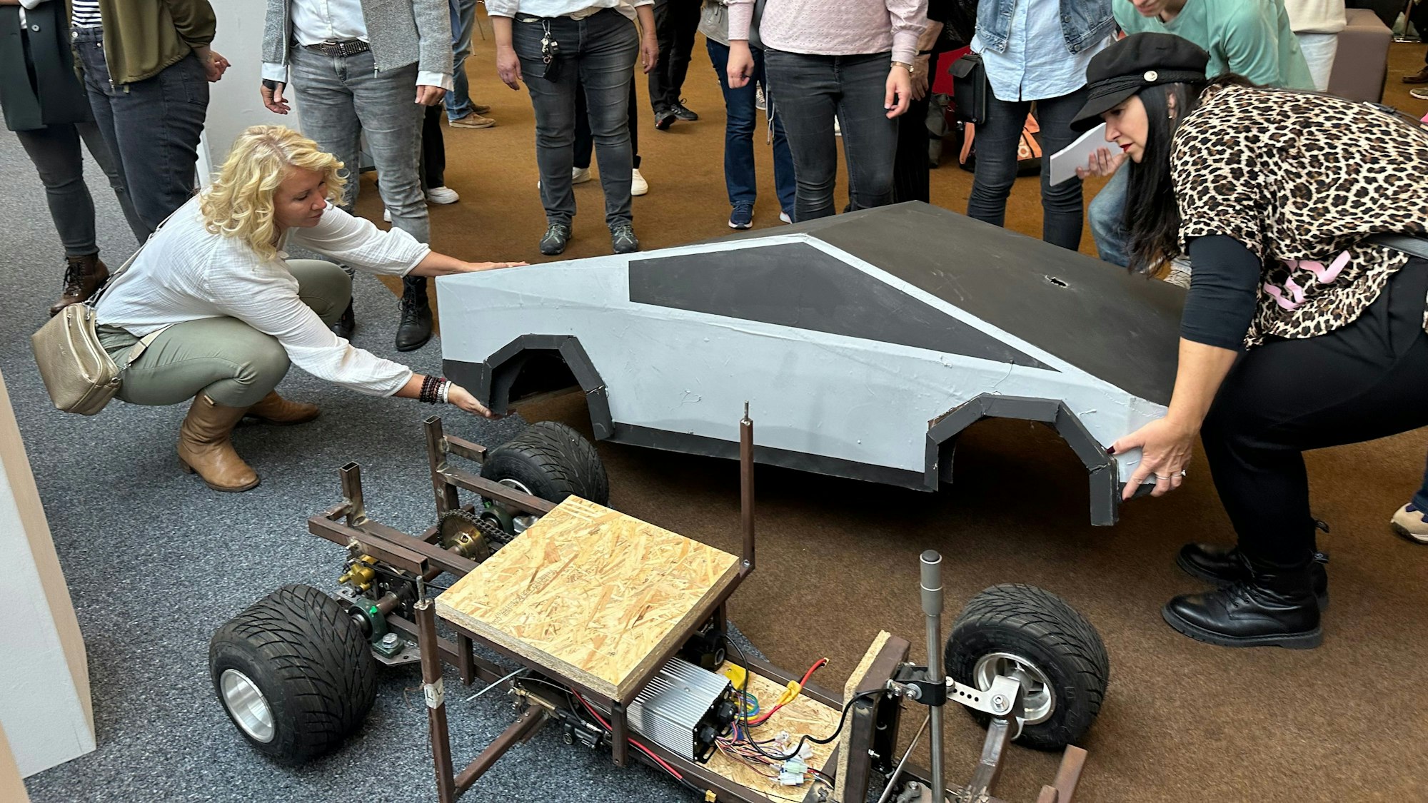 Ein von den Schülern gebautes Elektroauto gehört ebenfalls zur Ausstellung.