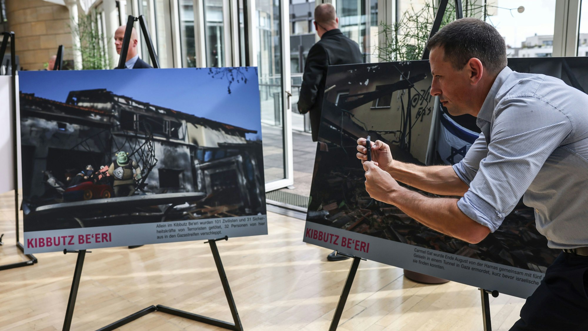 Erez Kaganovitz, israelischer Fotograf, dokumentiert vor einer Gedenkveranstaltung im Landtag von Nordrhein-Westfalen, die Bilder seiner Ausstellung «Humans of October 7».