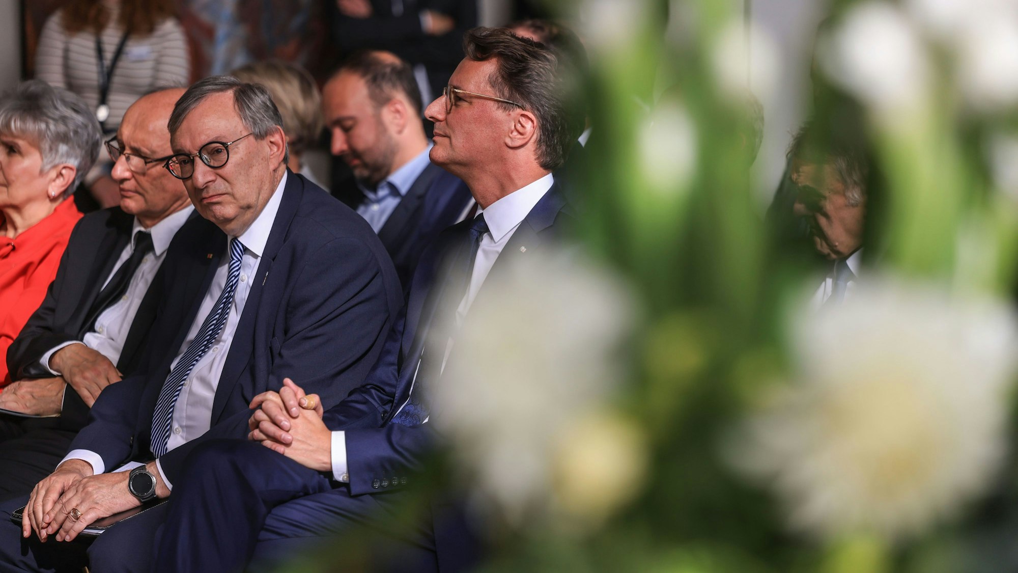 Hendrik Wüst (CDU, M), Ministerpräsident von Nordrhein-Westfalen, verfolgt neben Abraham Lehrer (Mitte l), Vizepräsident des Zentralrates der Juden in Deutschland, die Gedenkveranstaltung im Landtag von Nordrhein-Westfalen. Ein Jahr nach dem Terrorüberfall der Hamas auf Israel haben die nordrhein-westfälische Landesregierung und der Landtag der Opfer gedacht.