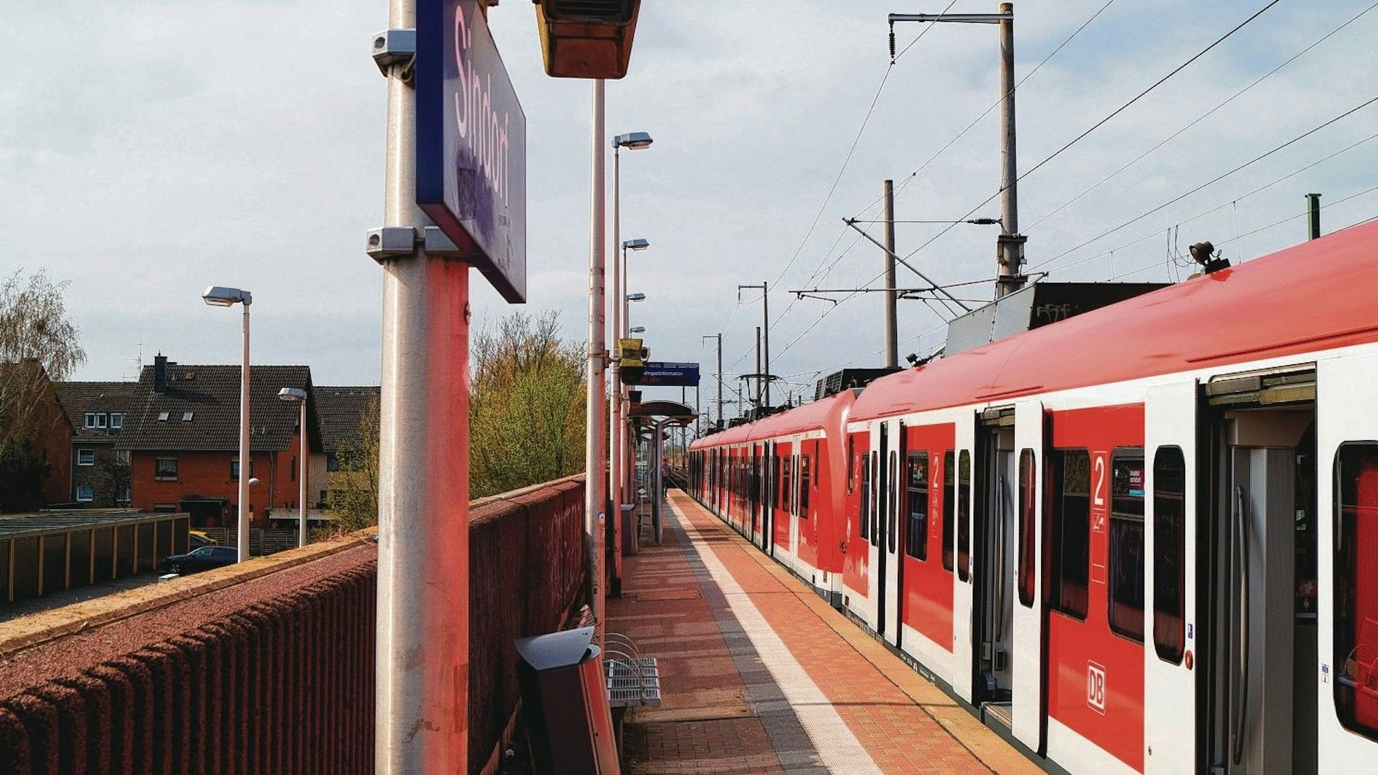 Das Bild zeigt den Bahnsteig in Kerpen-Sindorf