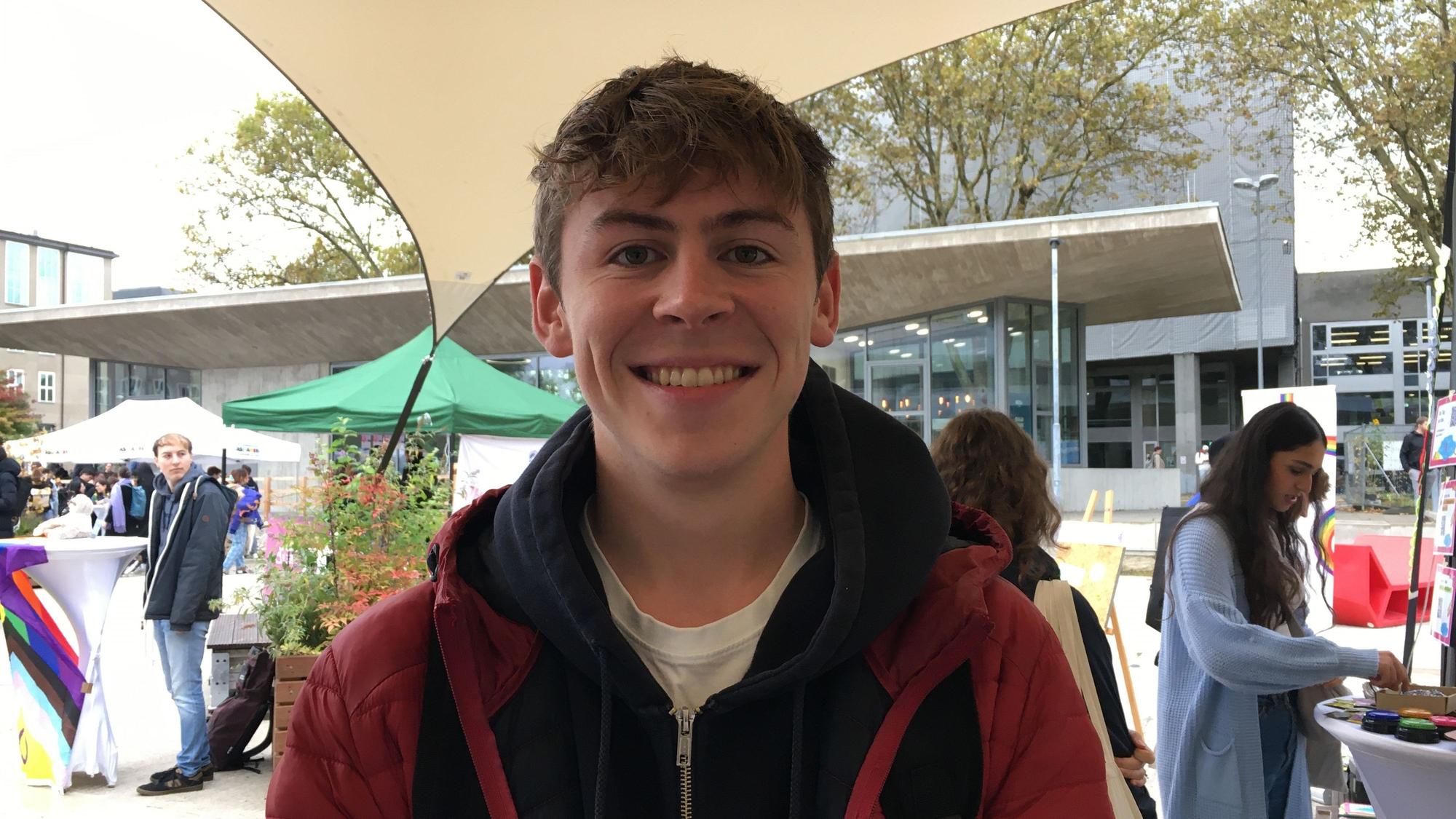 Ein Student lacht in die Kamera