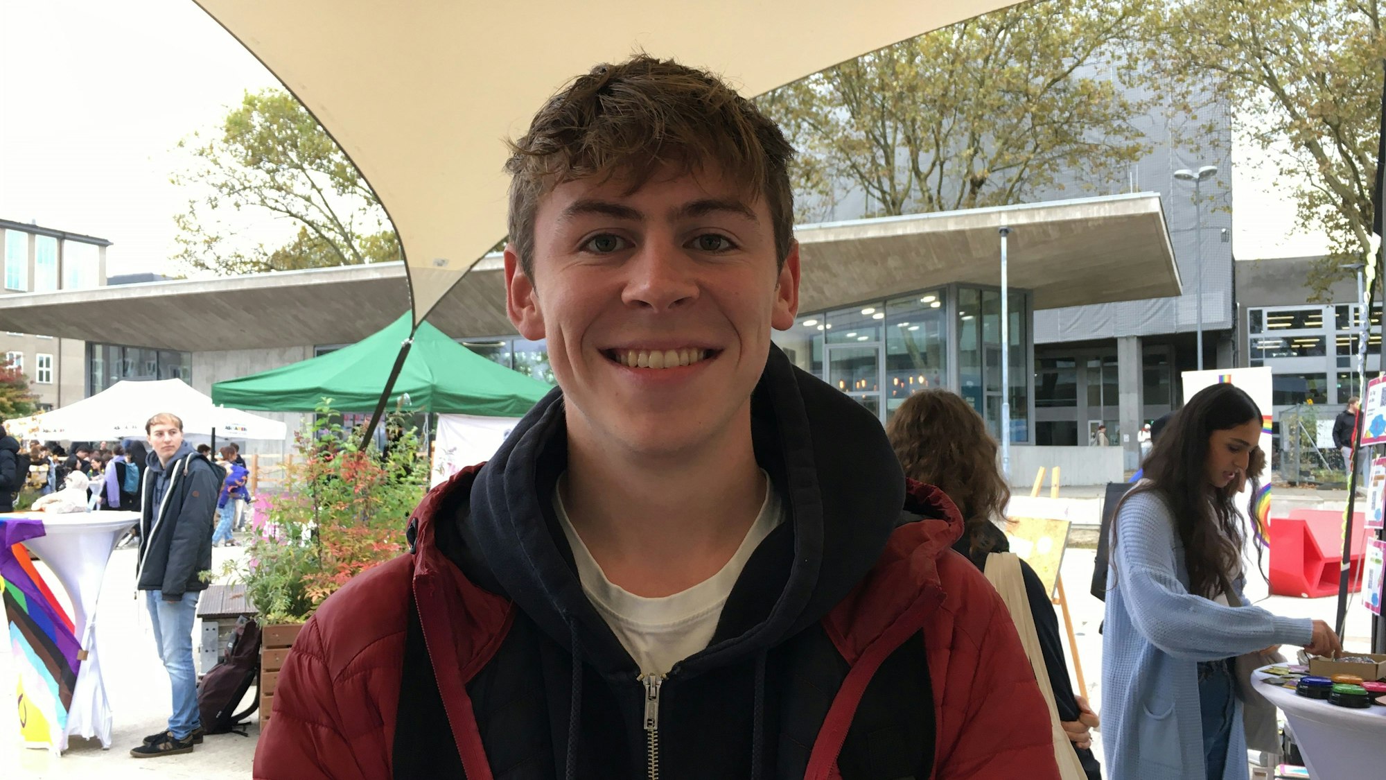 Ein Student lacht in die Kamera