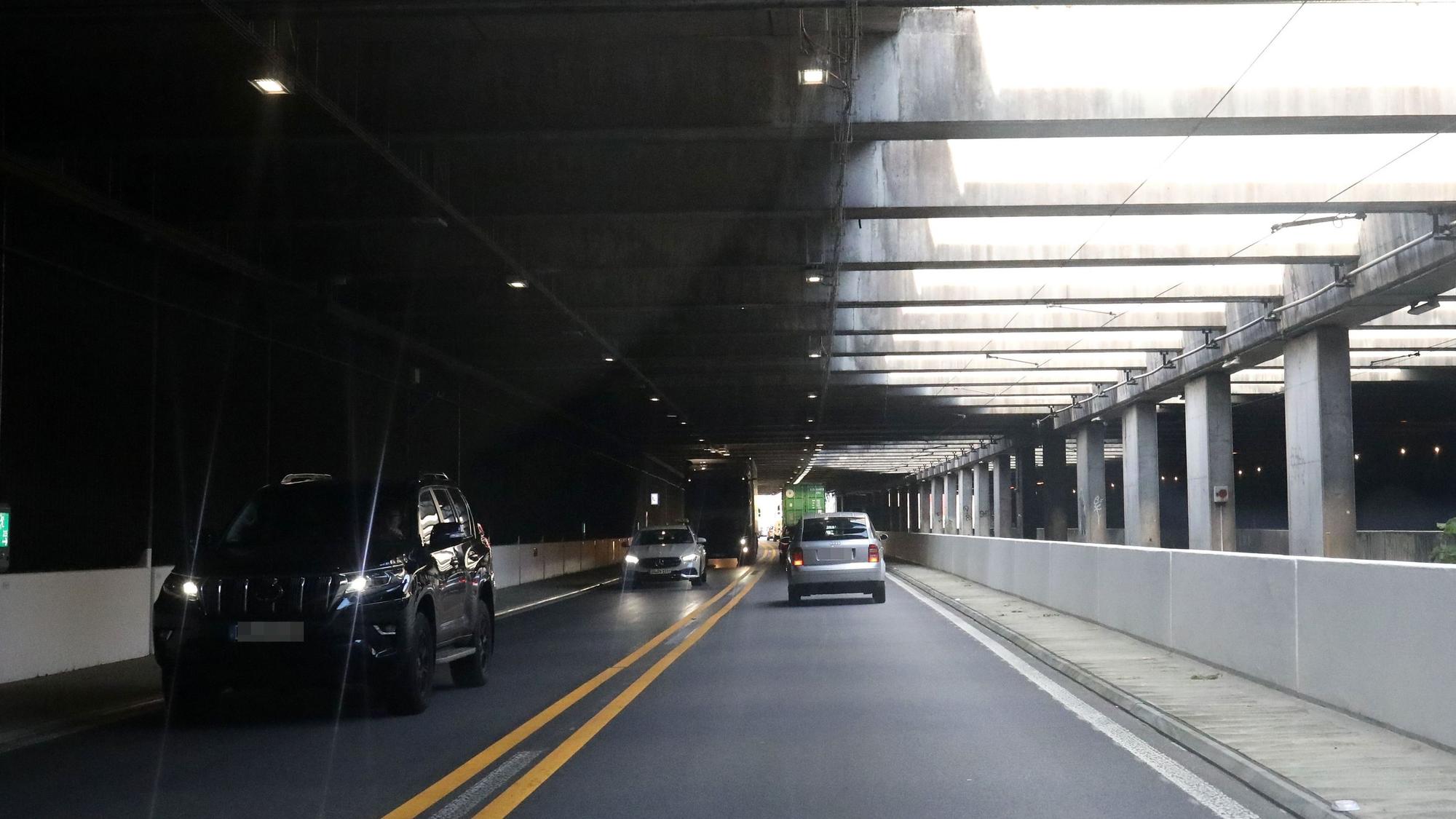Mehre Autos fahren durch einen Tunnel.
