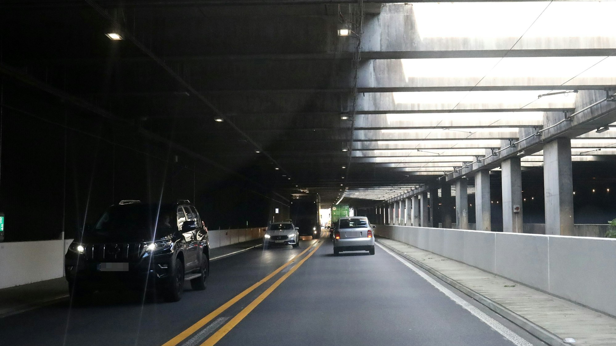 Mehre Autos fahren durch einen Tunnel.
