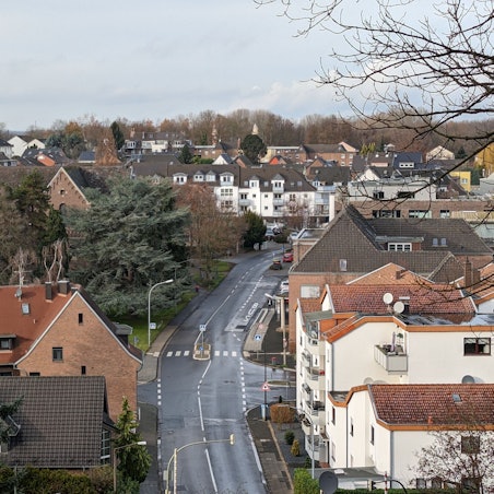 Das Foto zeigt eine Übersicht über den Ortskern von Alt-Hürth vom Kriegerdenkmal am Hürtherberg aus.