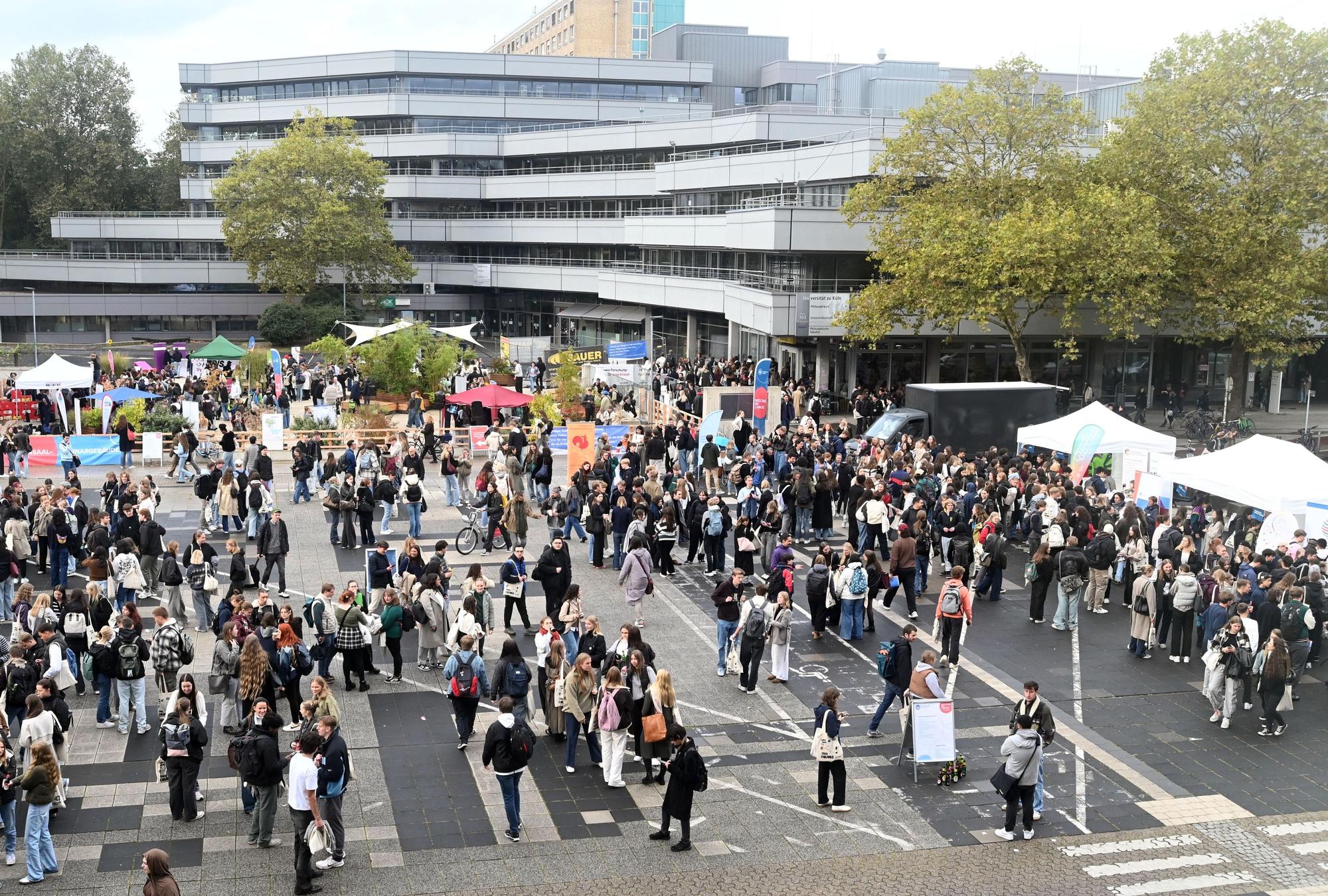07.10.2024 Köln. Universität zu Köln. Winter Semester 2024. Auf dem Albertus-Magnus-Platz orientieren sich die Ersties. Foto: Alexander Schwaiger