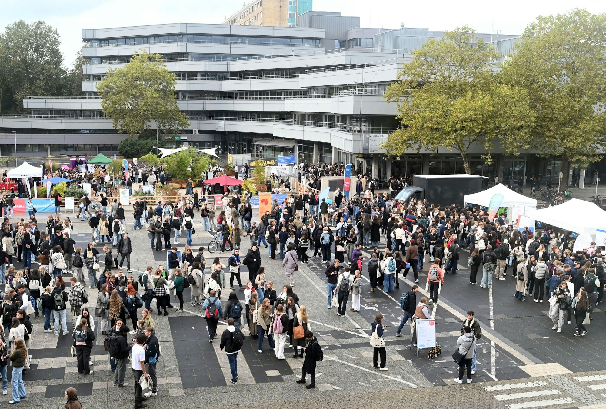 07.10.2024 Köln. Universität zu Köln. Winter Semester 2024. Auf dem Albertus-Magnus-Platz orientieren sich die Ersties. Foto: Alexander Schwaiger