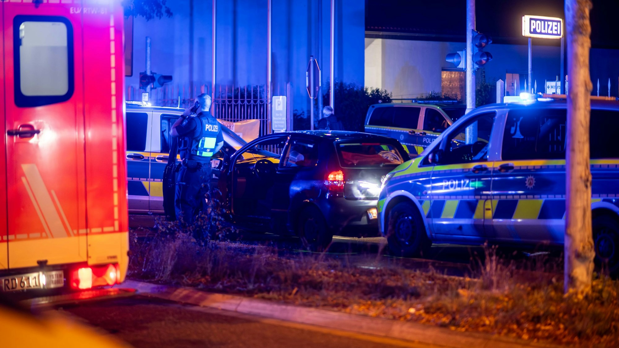 Das Bild zeigt zwei Streifenwagen, die einen VW Fox eingekeilt haben, um die Weiterfahrt zu verhindern.