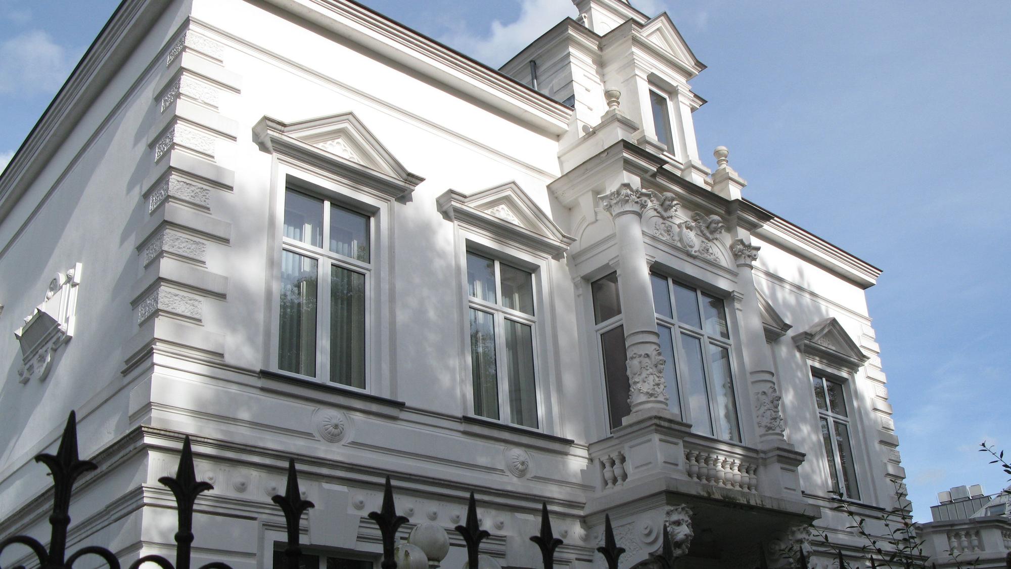 Ein weißes, historisches Gebäude