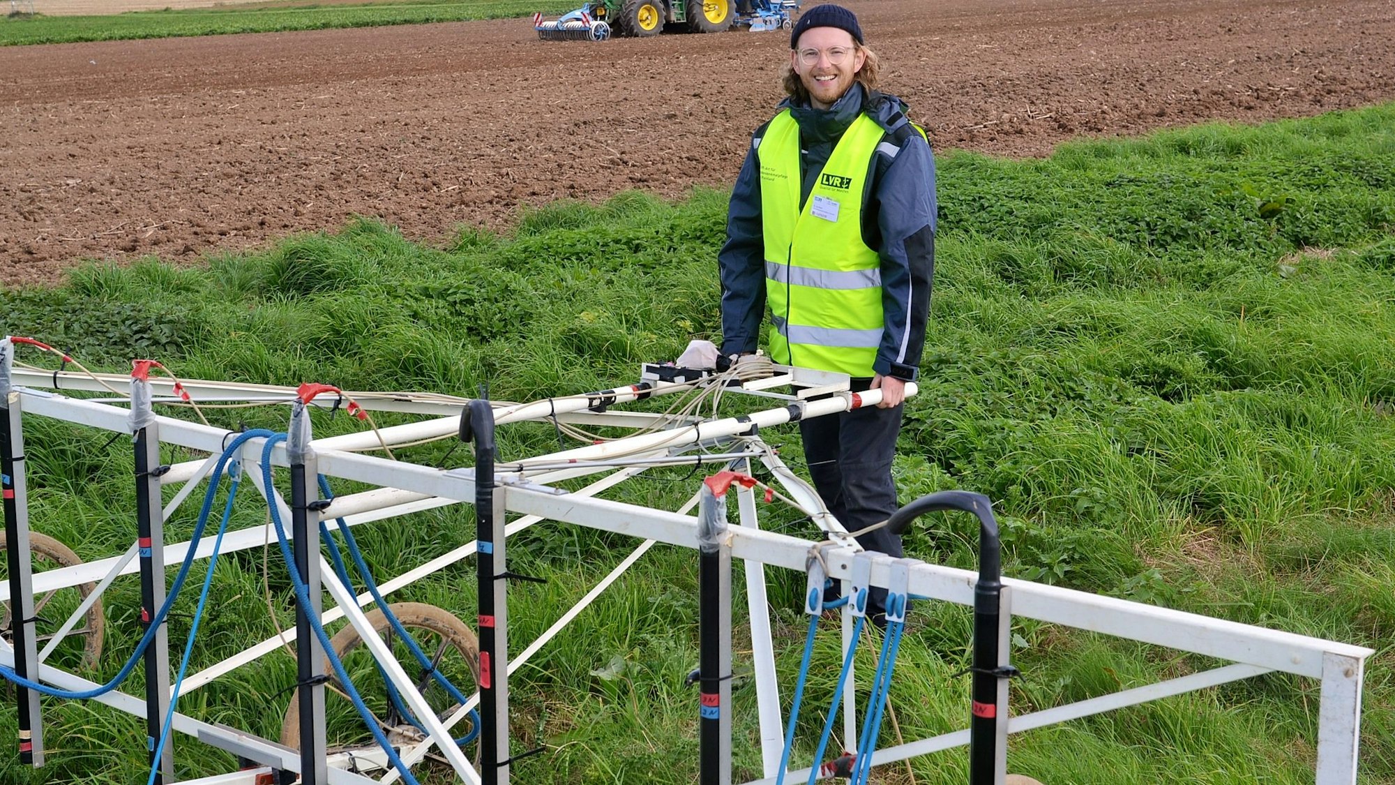 Leo Klinke führt das Gestell über ein Feld.