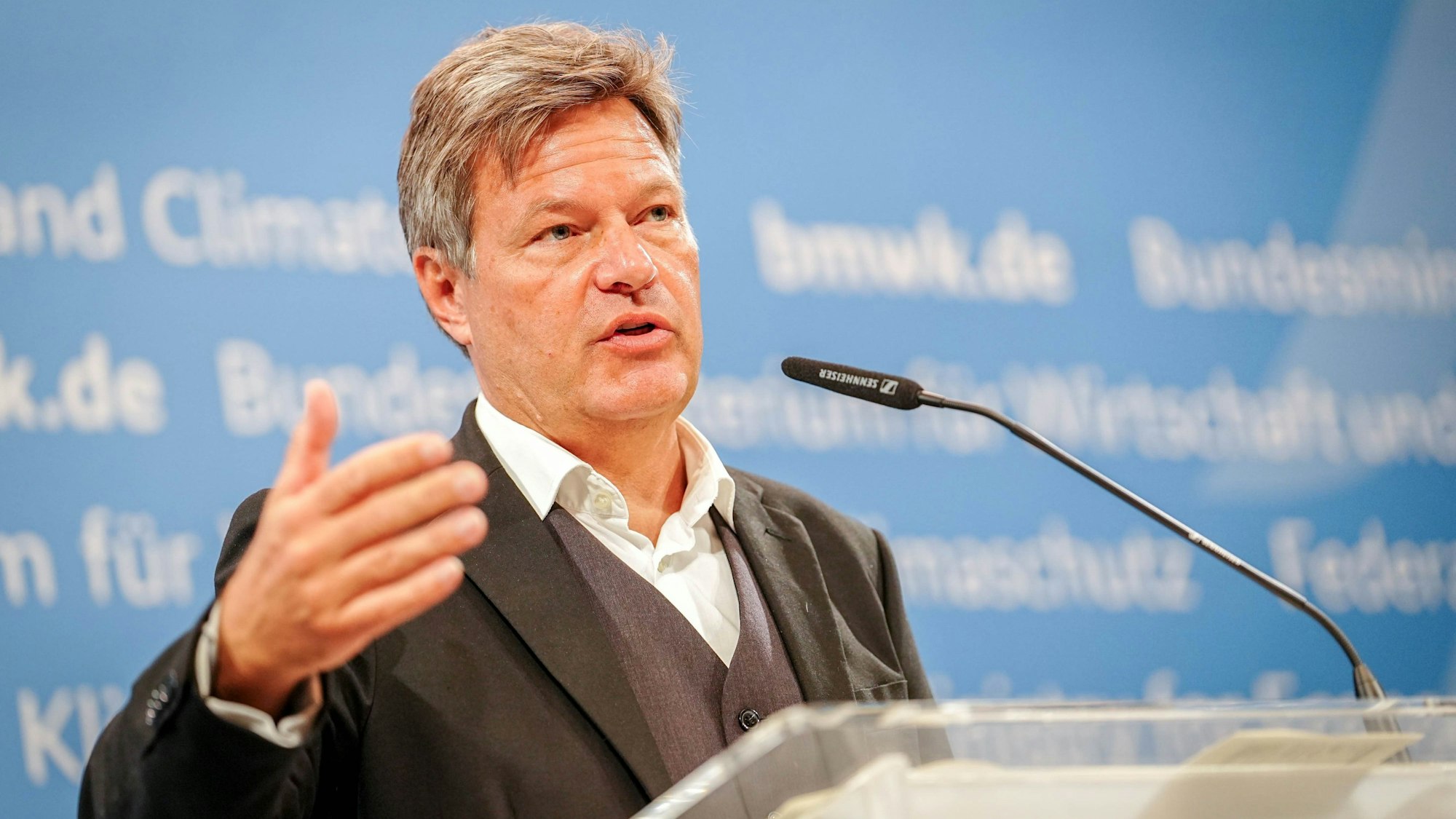 07.10.2024, Berlin: Robert Habeck (Bündnis 90/Die Grünen), Bundesminister für Wirtschaft und Klimaschutz, gibt eine Pressekonferenz nach dem wirtschaftspolitischen Diskussionspanel zu Autonomes Fahren und Künstliche Intelligenz in seinem Ministerium.