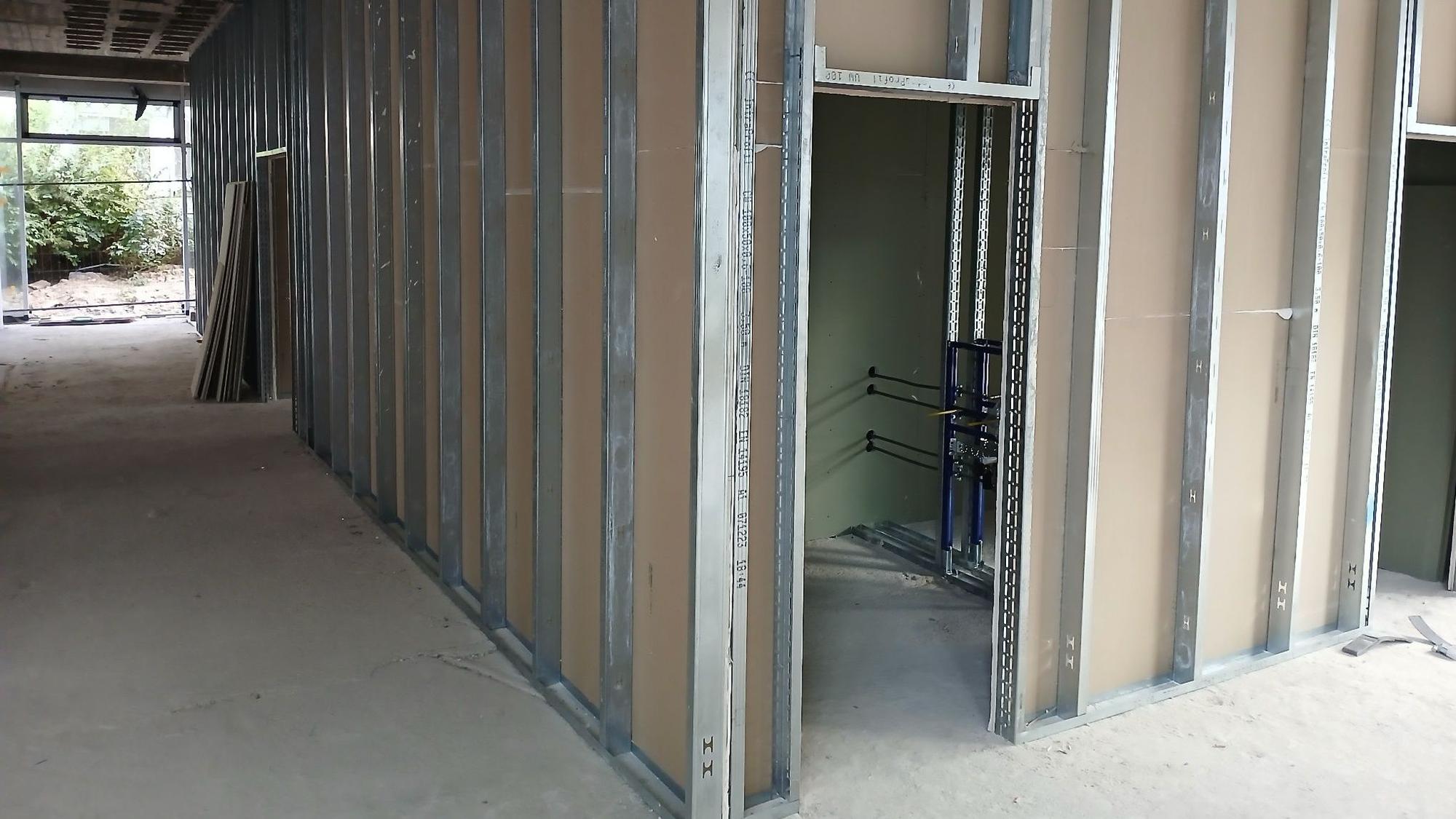 Ein Raum mit Trockenbauwänden in einem Neubau