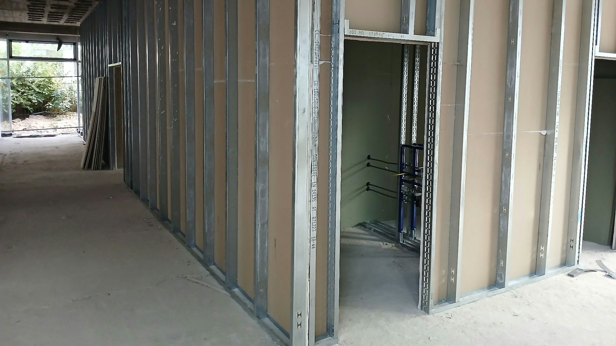 Ein Raum mit Trockenbauwänden in einem Neubau