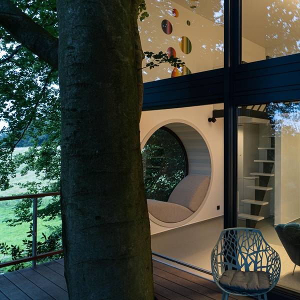 Ein modernes Apartment, das an einem Baum hängt.