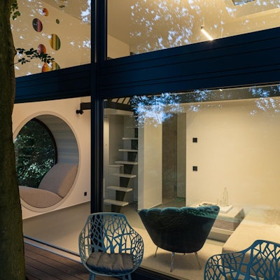 Ein modernes Apartment, das an einem Baum hängt.