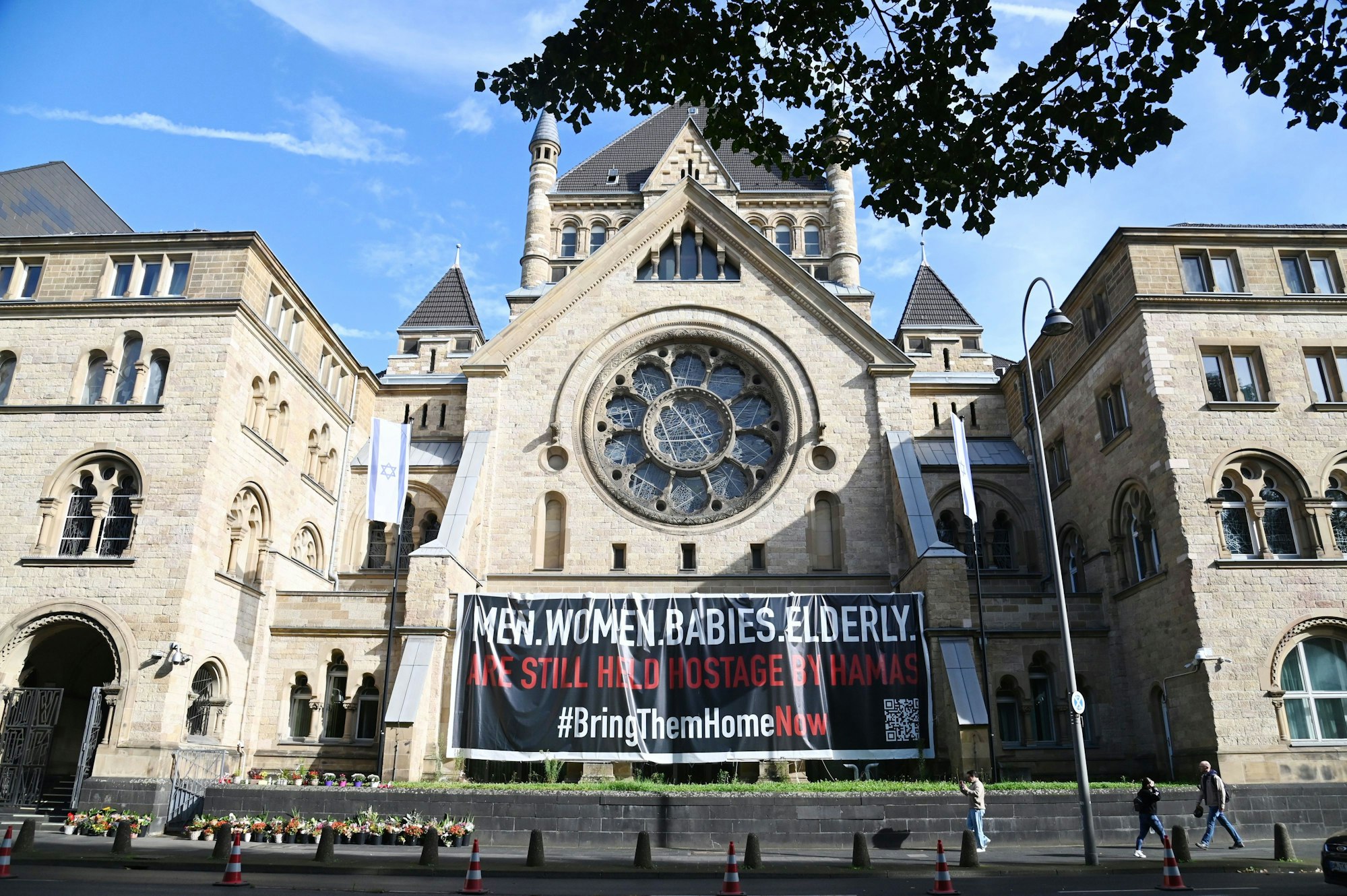 07.10.2024 Köln. Ein Jahr nach dem Überfall der Terrororganisation Hamas auf Israel: Die aktuelle Situation vor der Synagoge in der Roonstraße. Foto: Alexander Schwaiger
