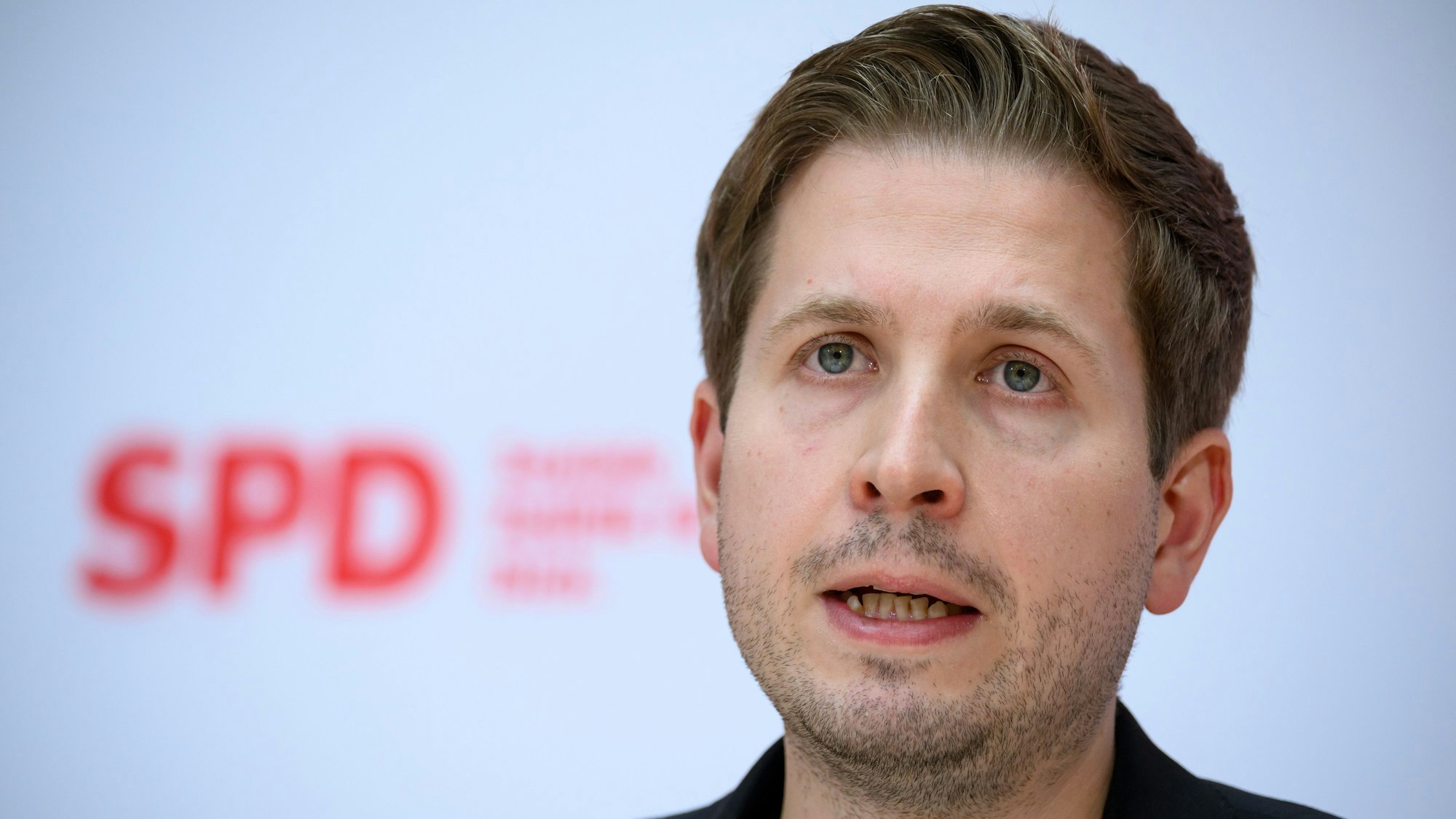 Kevin Kühnert, SPD-Generalsekretär, äußert sich bei einer Pressekonferenz nach der SPD-Präsidiumssitzung im Willy-Brandt-Haus.