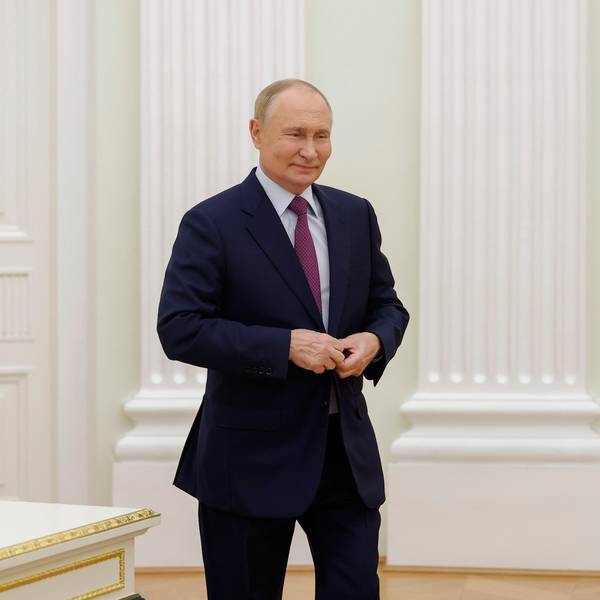 25.09.2024, Russland, Moskau: Der russische Präsident Wladimir Putin (l) und der Sprecher der Großen Türkischen Nationalversammlung, Numan Kurtulmus, schütteln sich während ihres Treffens im Kreml die Hände. Foto: Maxim Shemetov/Pool Reuters/AP +++ dpa-Bildfunk +++