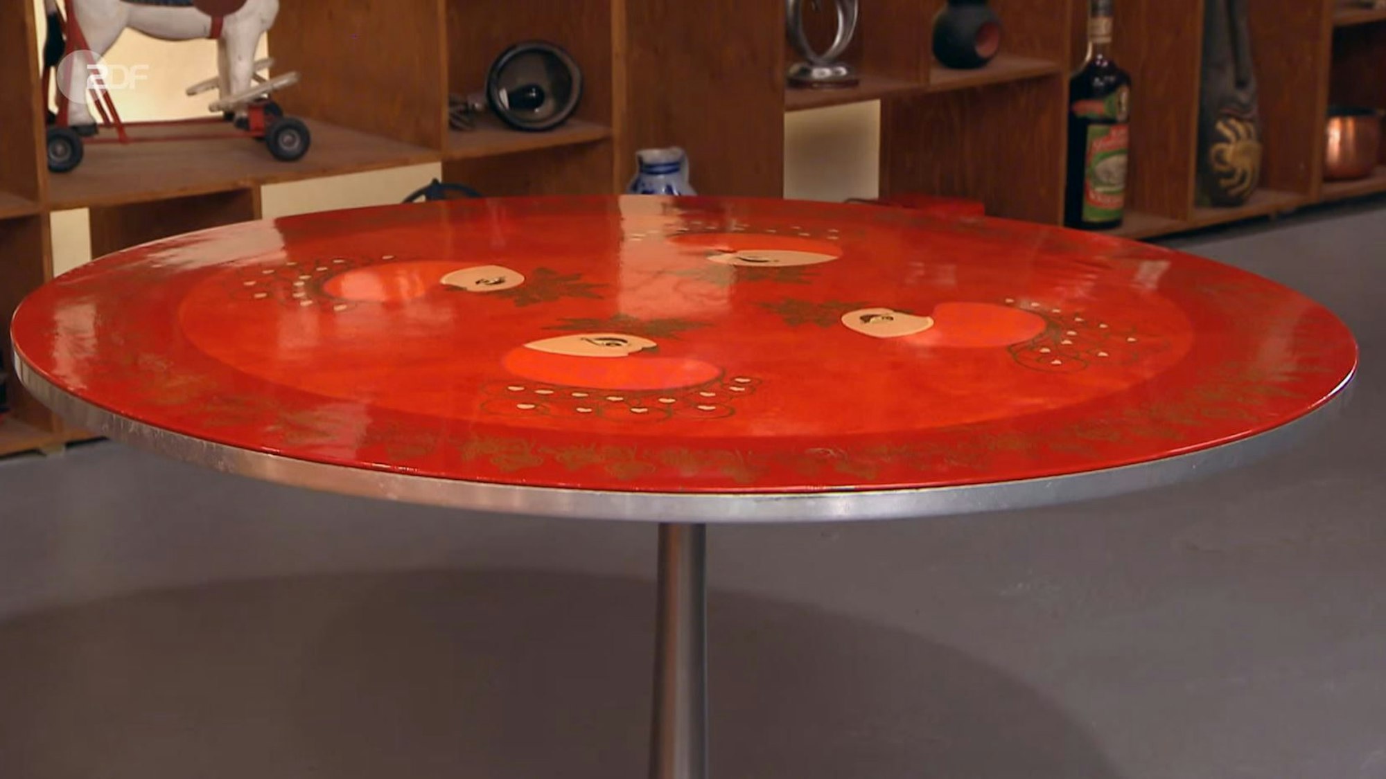 Der Tisch aus Leverkusen bei „Bares für Rares“.