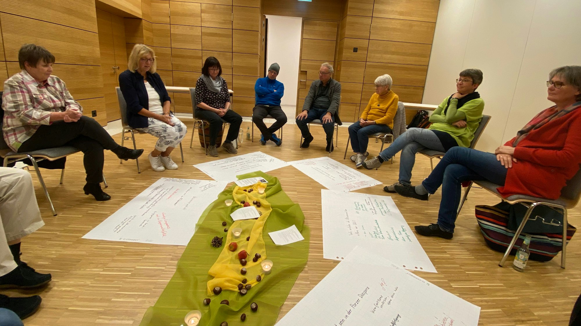 Das Porzer Ökumene Netz erörterte mit evangelischen und katholischen Seelsorgern und Laien die Notwendigkeiten zu weit mehr gemeinsamen Aktivitäten, um in der Gesellschaft präsent zu bleiben