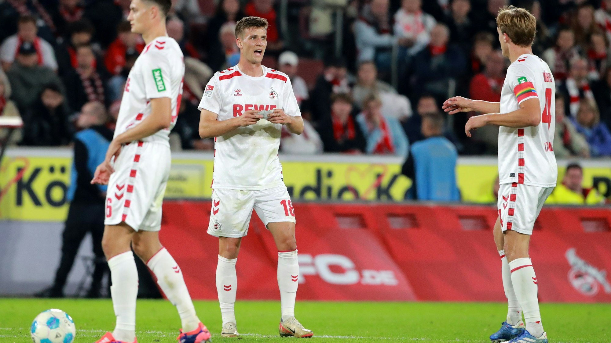 Rasmus Carstensen (M.) diskutiert während der Partie gegen Magdeburg (1:2) mit Abwehrchef Timo Hübers.