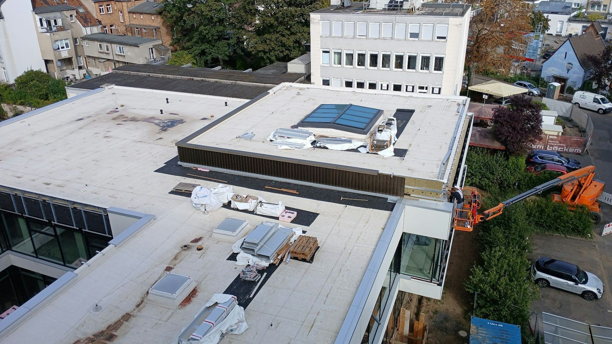 Blick auf das Dach eines Verwaltungsgebäudes