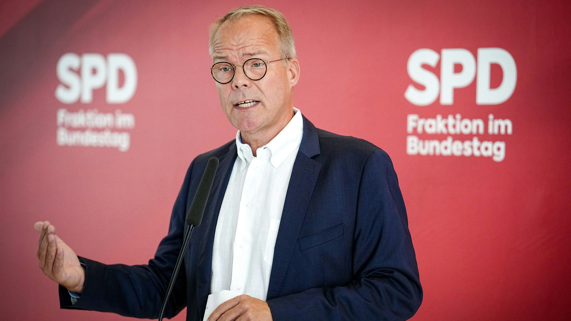 ARCHIV - 05.07.2022, Berlin: Matthias Miersch, stellvertretender SPD-Fraktionsvorsitzender, gibt eine Pressekonferenz zu Beginn der Fraktionssitzung seiner Partei.