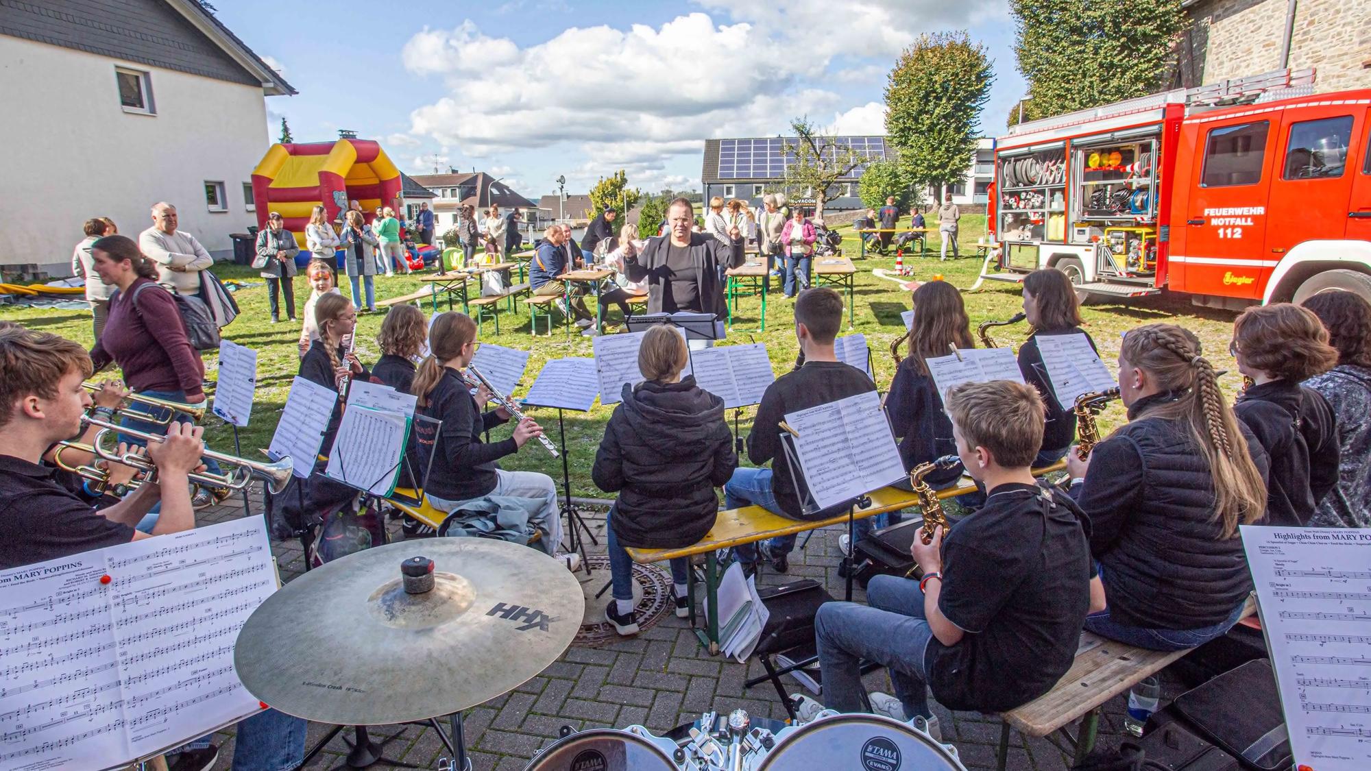 Eine Musikgruppe spielt bei einem Integrationsfest im Freien.