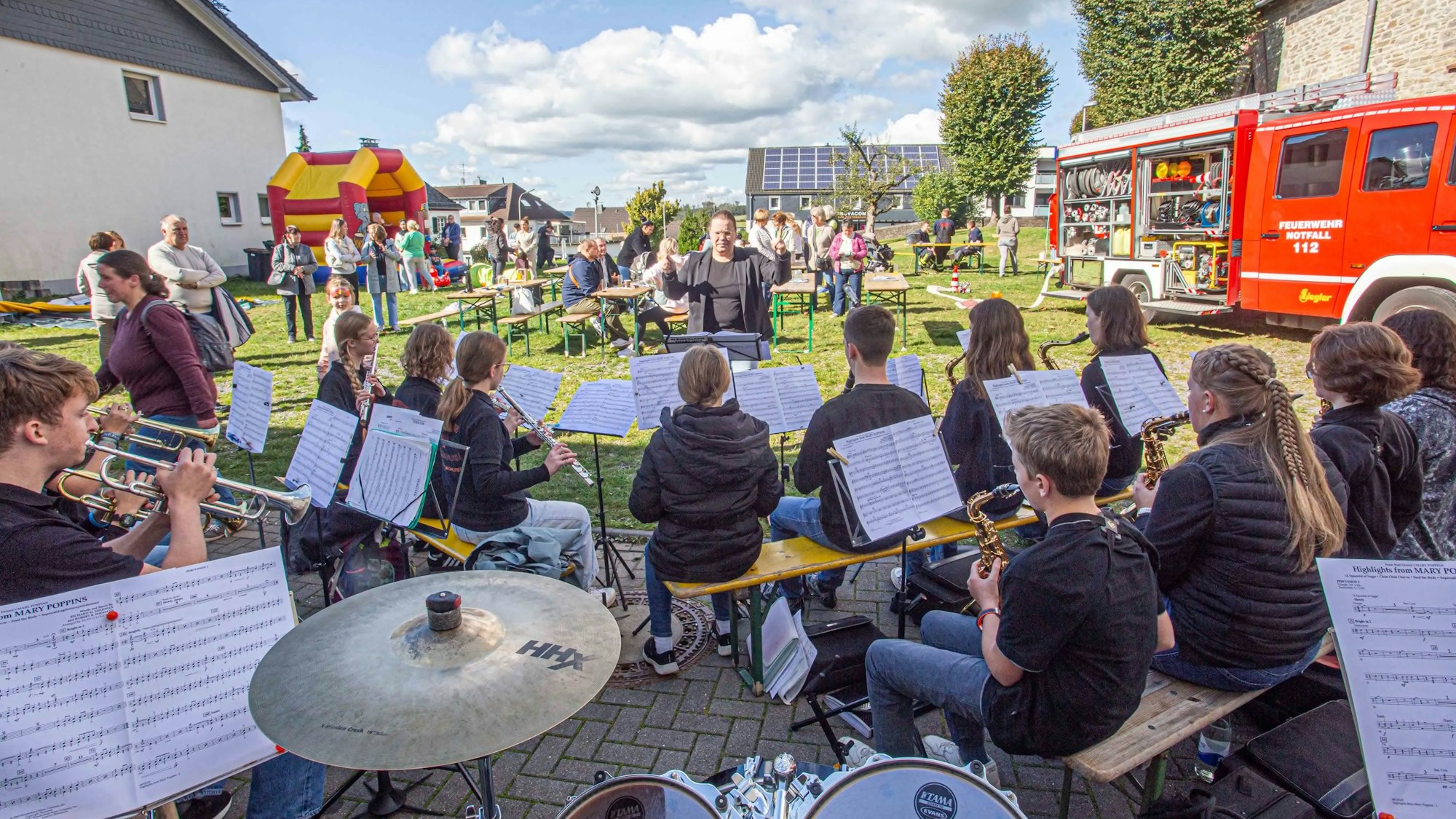 Eine Musikgruppe spielt bei einem Integrationsfest im Freien.