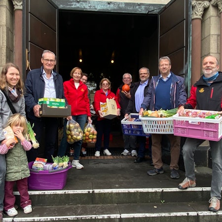 Menschen mit Lebensmittelkörben