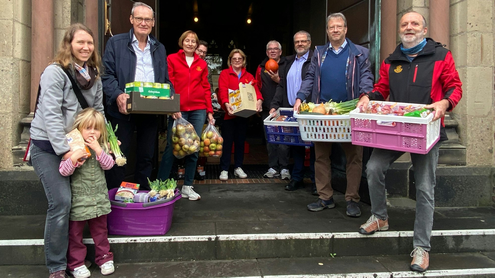 Menschen mit Lebensmittelkörben