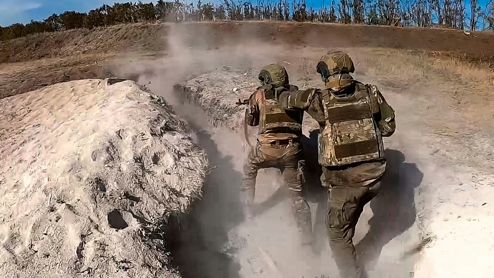 Russische Soldaten sind während einer Truppenübung in der Ukraine auf dem Vormarsch (Symbolbild).